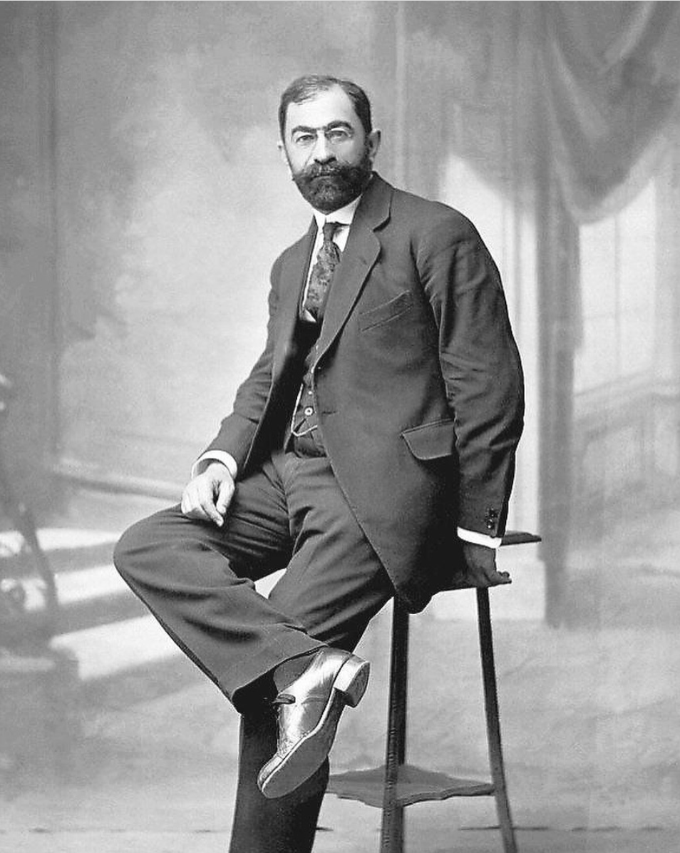 فروغی نشسته