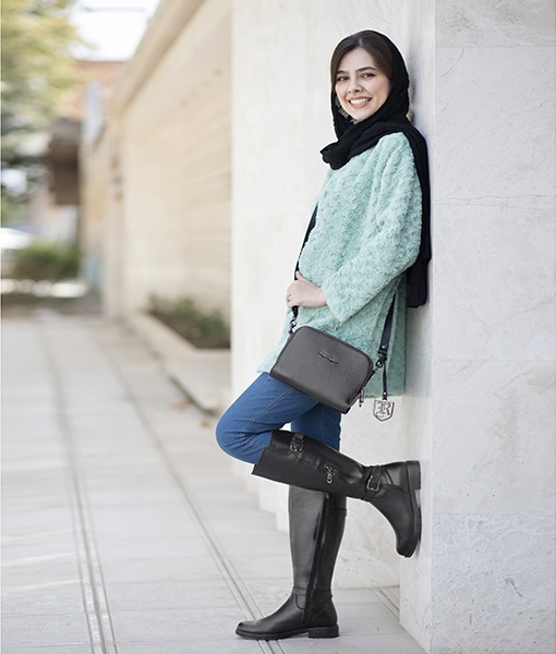 دختر چکمه پوش