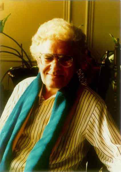  جای نوازش شدن، بوسيده شدن،  گزيده شدم.