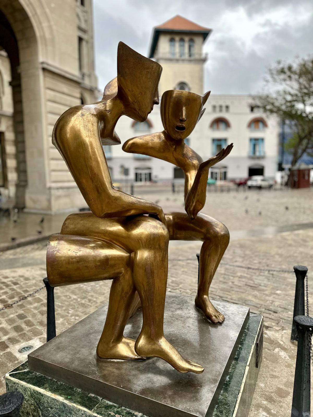 statuet Conversation